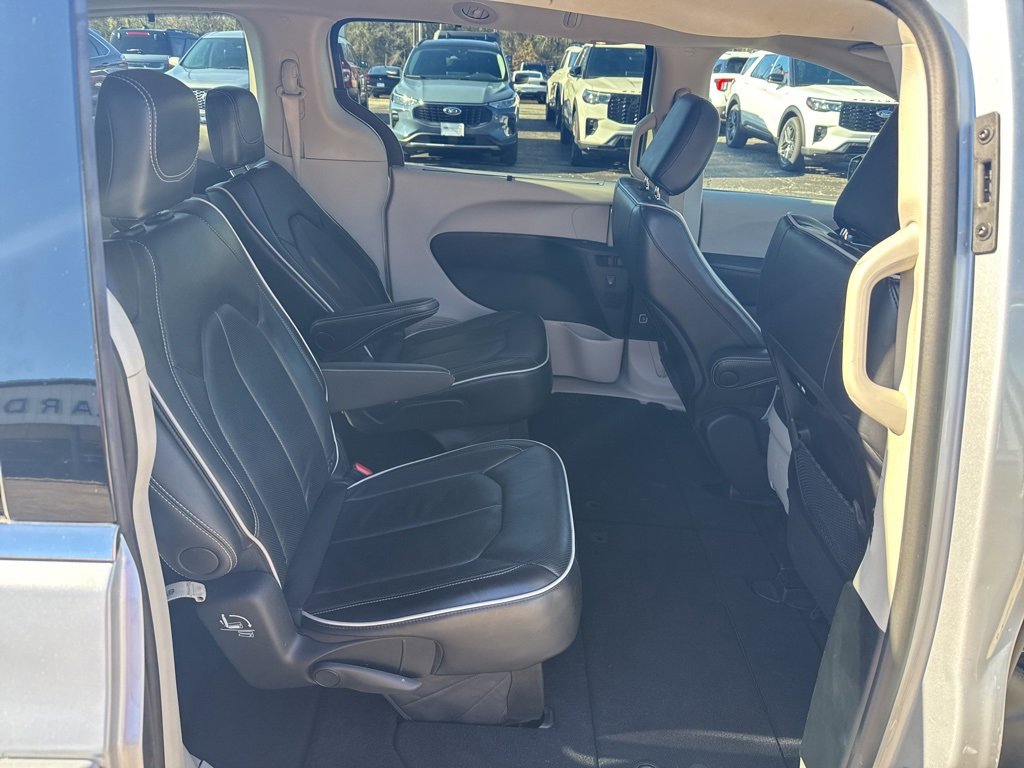 Used 2024 Chrysler Pacifica Limited image 9