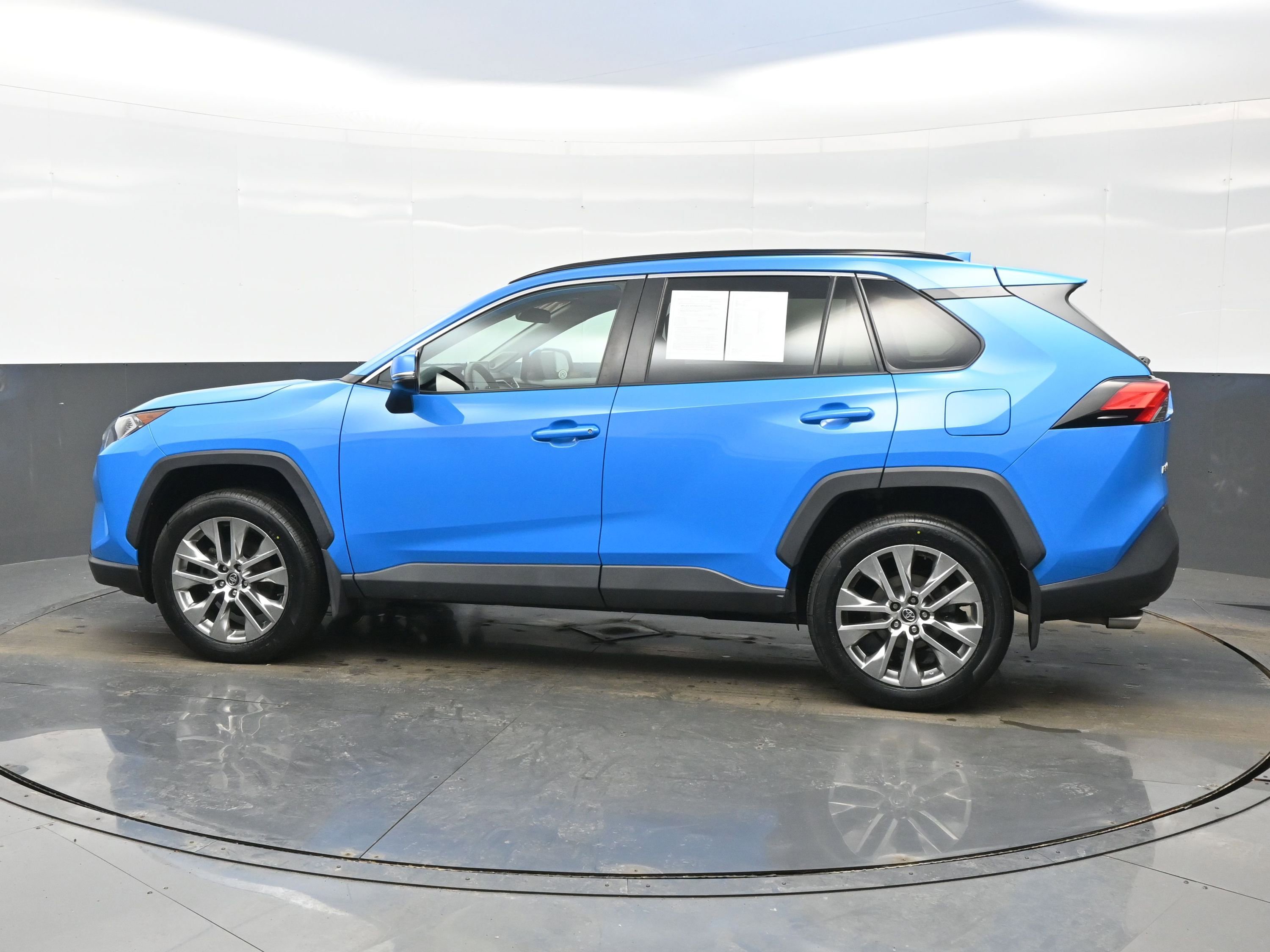 Used 2020 Toyota RAV4 XLE Premium image 3