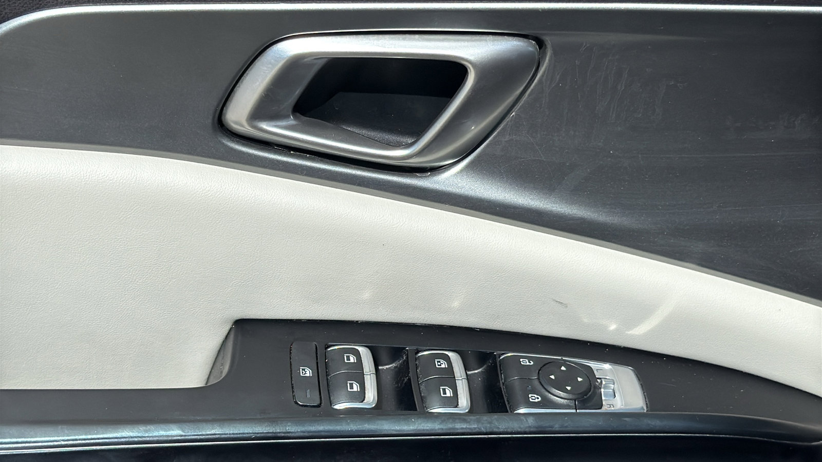 Used 2024 Kia Carnival LX image 14