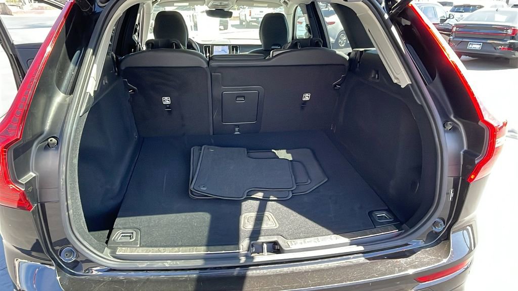 Used 2025 Volvo XC60 B5 Plus AWD/4WD image 31