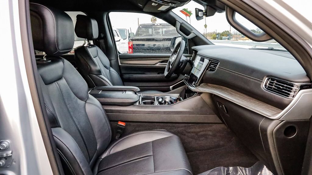 Used 2024 Jeep Wagoneer L Series II w/ Flexible Seating Group image 20