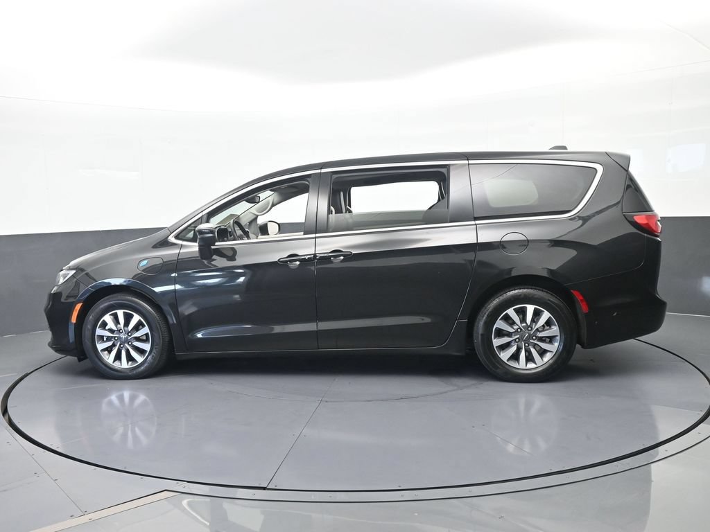 Used 2023 Chrysler Pacifica Touring-L FWD image 3