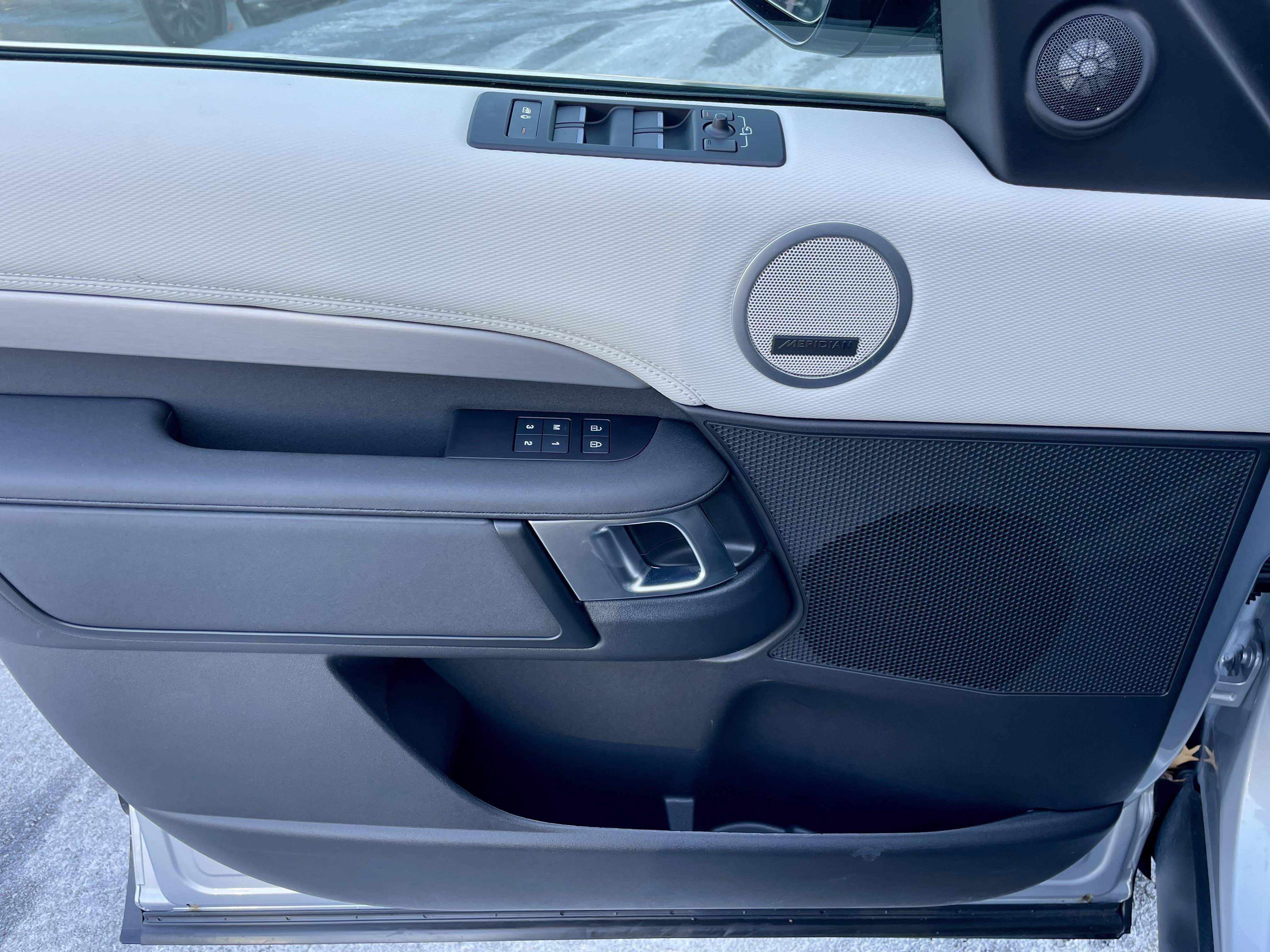 Certified 2024 Land Rover Discovery Dynamic SE image 12