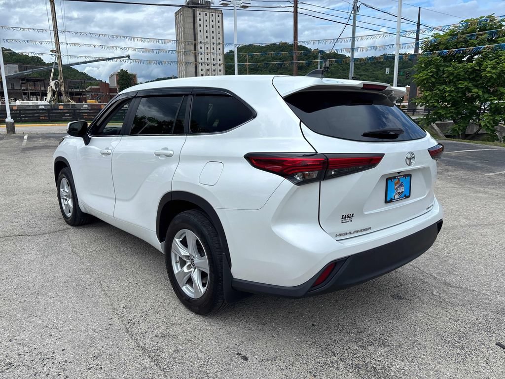 Used 2023 Toyota Highlander LE AWD/4WD image 3