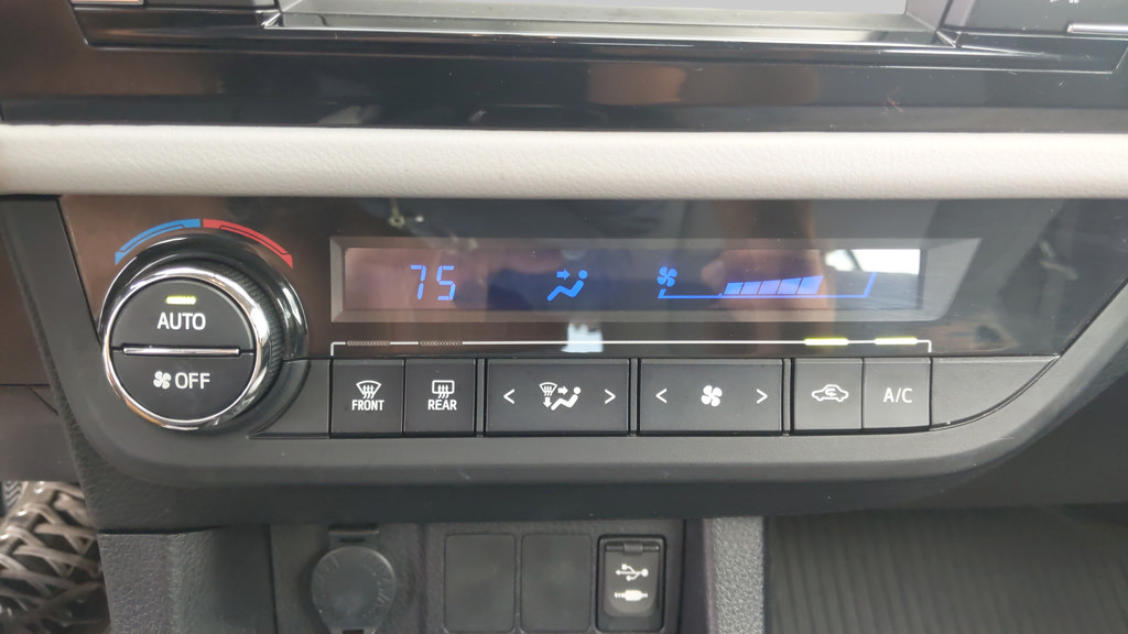 Used 2015 Toyota Corolla LE FWD image 26