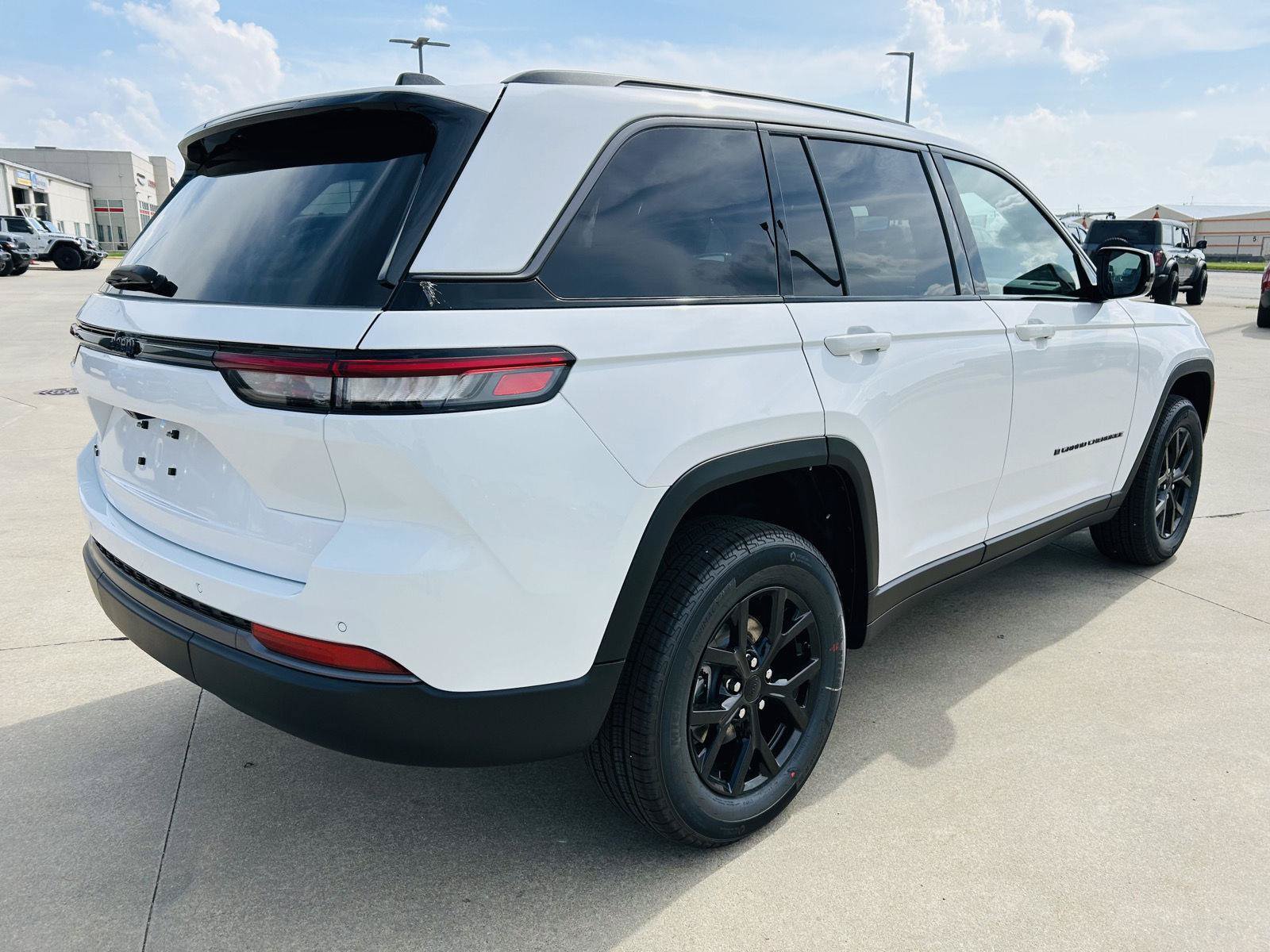 New 2026 Jeep Grand Cherokee Altitude AWD/4WD image 39