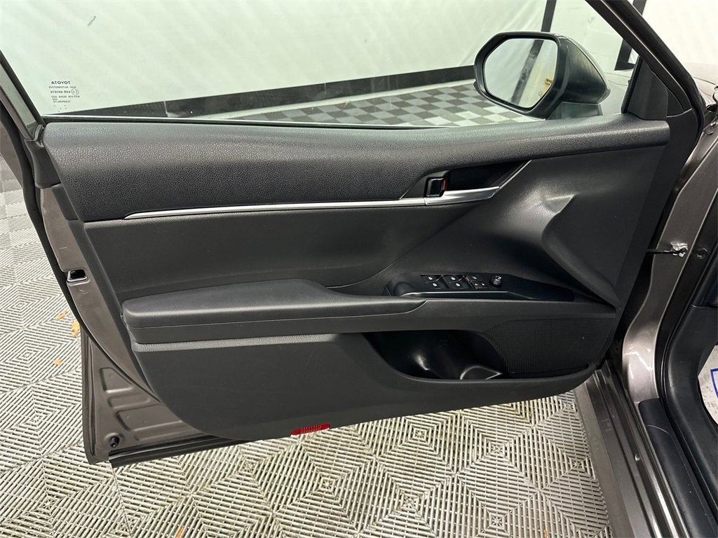 Used 2020 Toyota Camry LE image 11