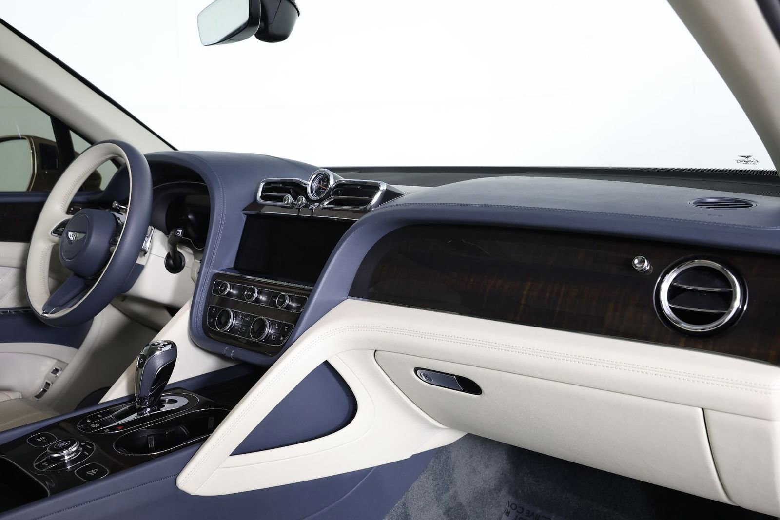 Used 2021 Bentley Bentayga image 27