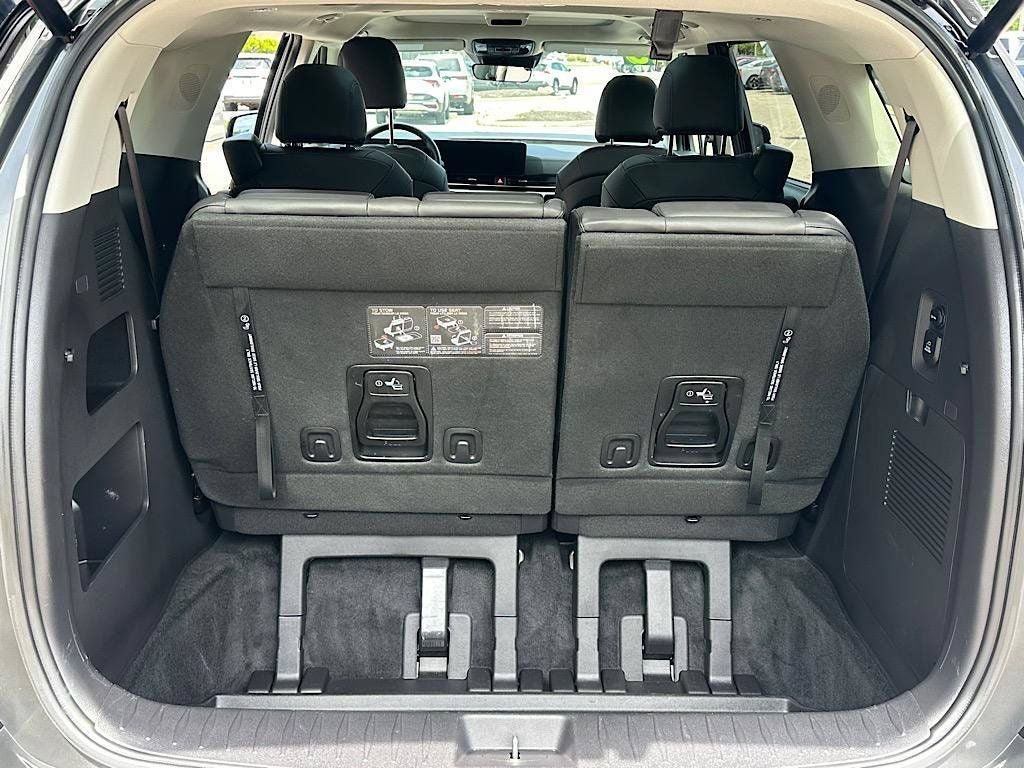 Used 2025 Kia Carnival SX w/ SX Dark Edition Package FWD image 12