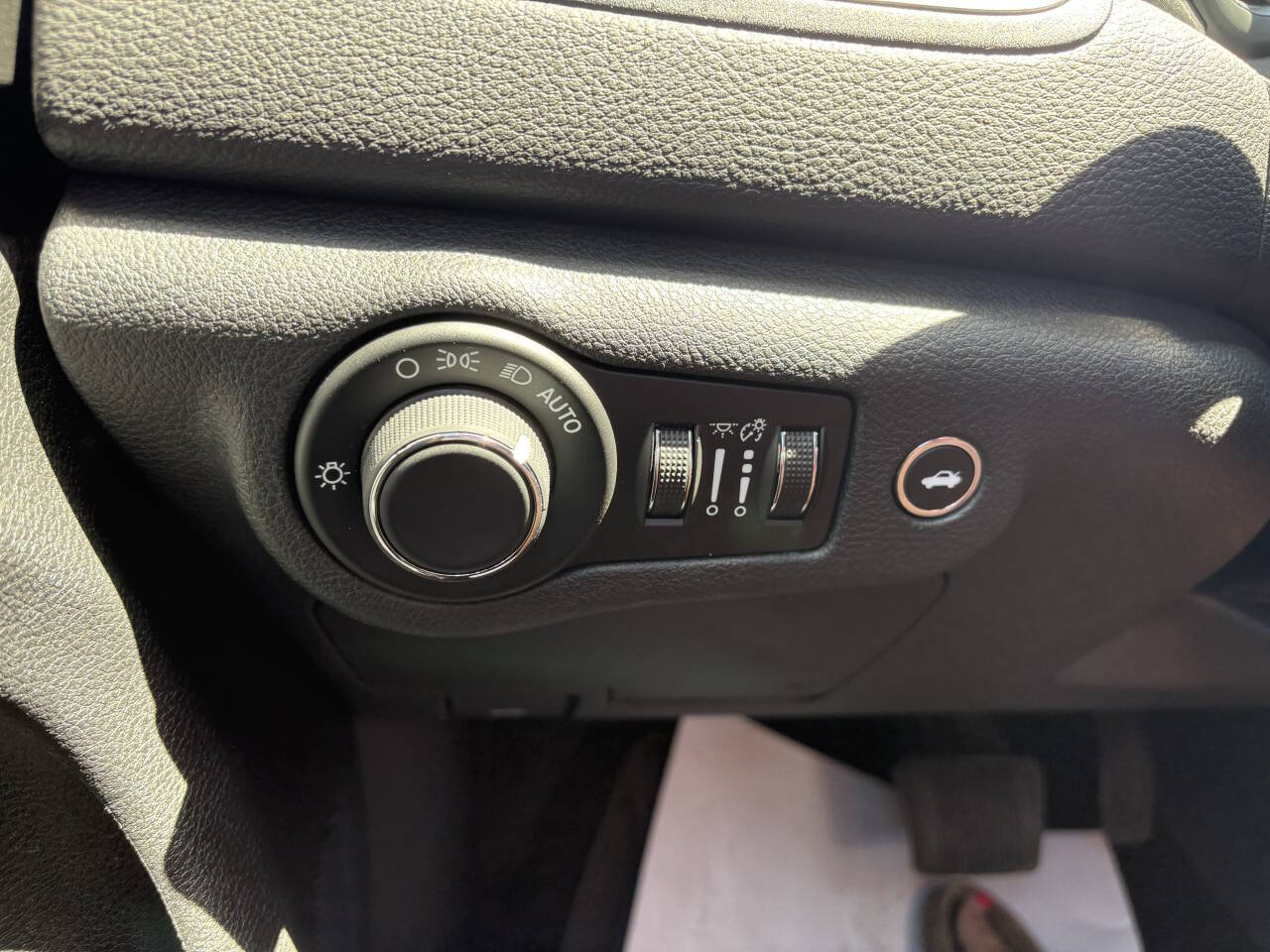 Used 2016 Chrysler 200 Limited w/ Anniversary Edition FWD image 20
