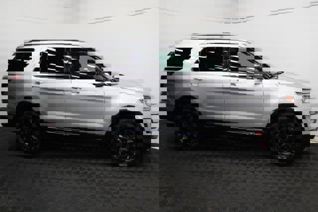 Used 2017 Ford Explorer XLT image 4