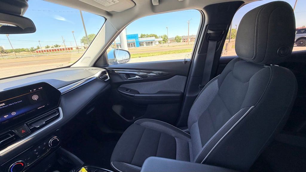 Used 2024 Chevrolet TrailBlazer LT w/ LT Cold Weather Package FWD image 25