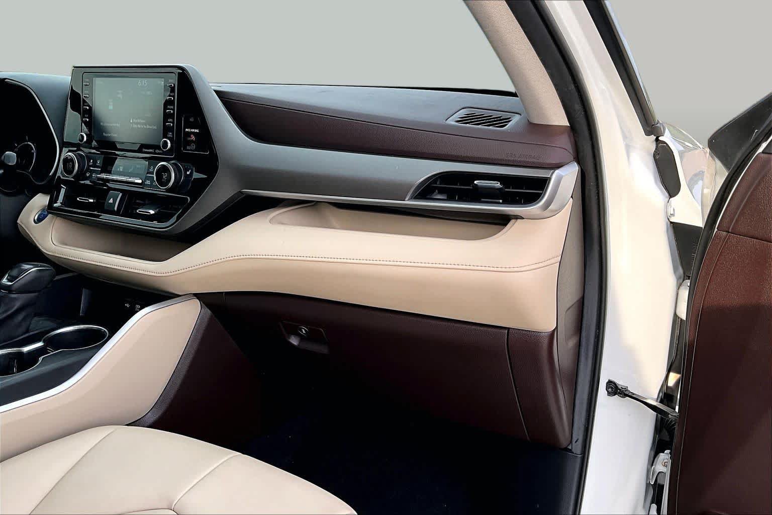 Used 2020 Toyota Highlander XLE FWD image 19
