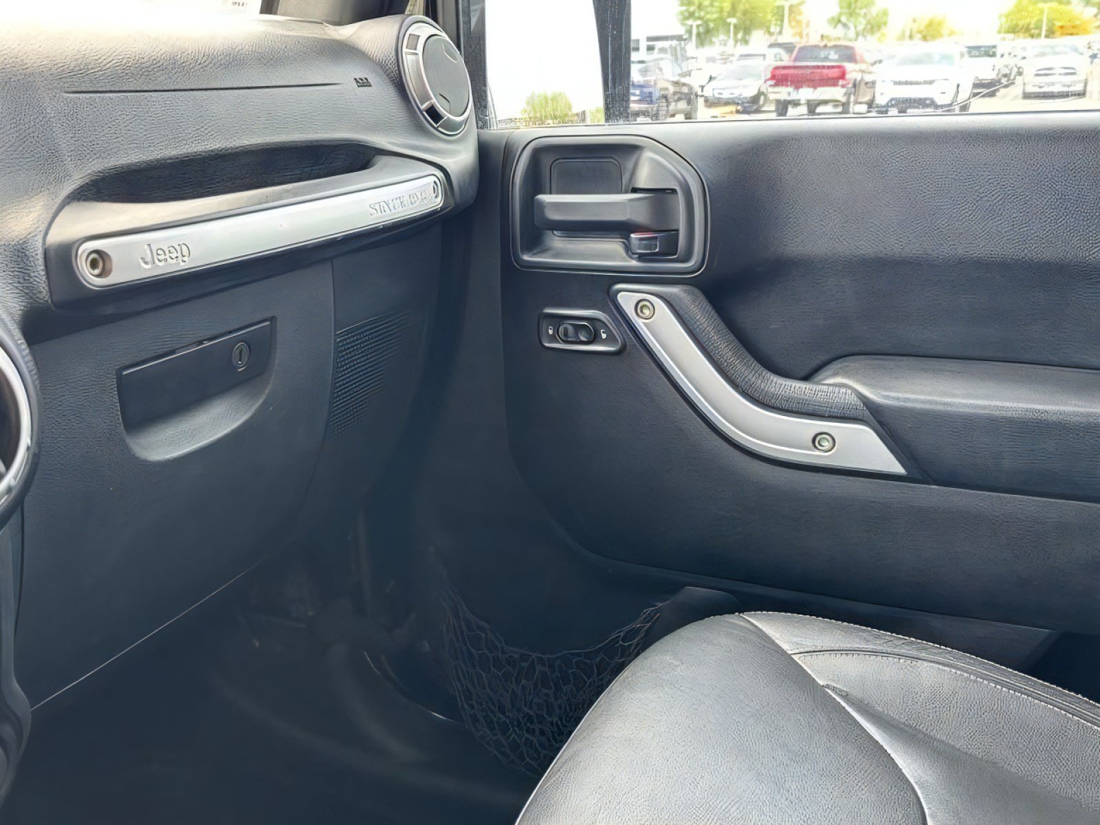 Used 2016 Jeep Wrangler Unlimited Rubicon w/ Connectivity Group AWD/4WD image 18