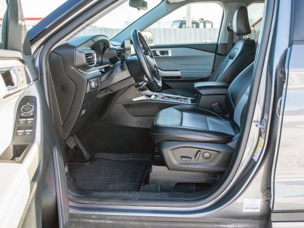 Used 2022 Ford Explorer XLT image 30