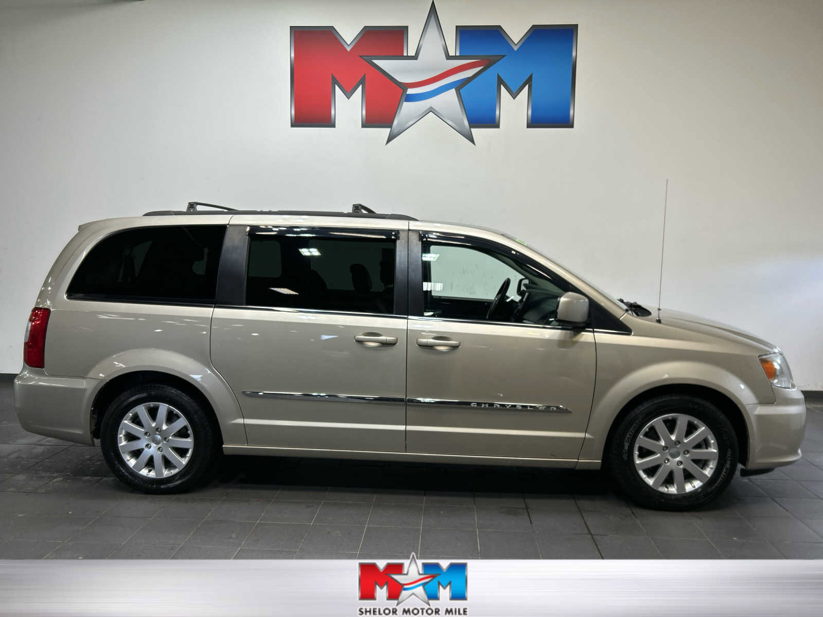 Used 2014 Chrysler Town & Country Touring FWD image 1