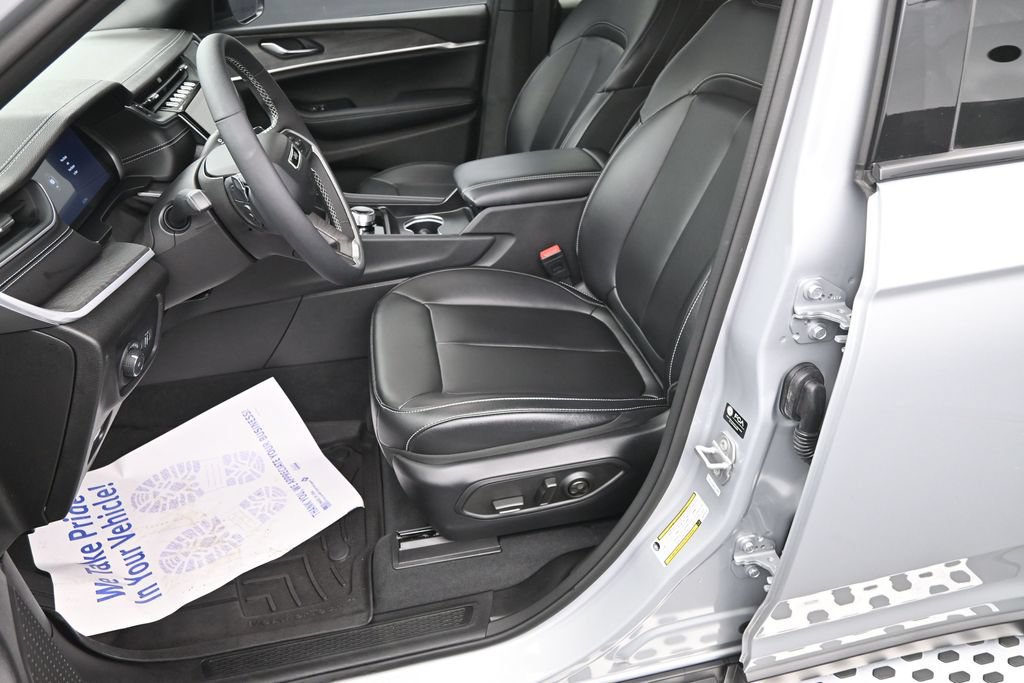 Used 2024 Jeep Grand Cherokee Limited AWD/4WD image 13