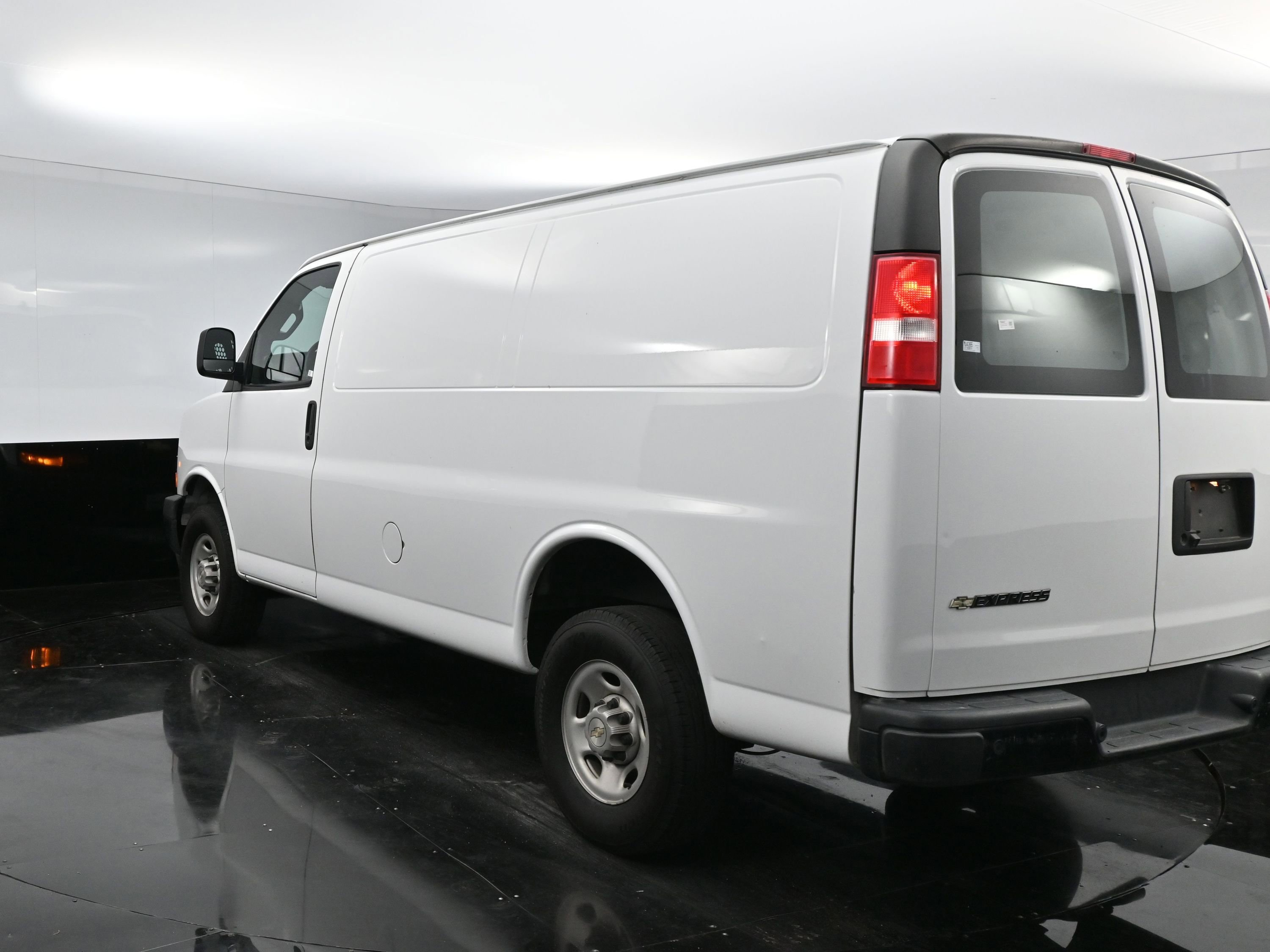 Used 2022 Chevrolet Express 2500 w/ Driver Convenience Package image 5