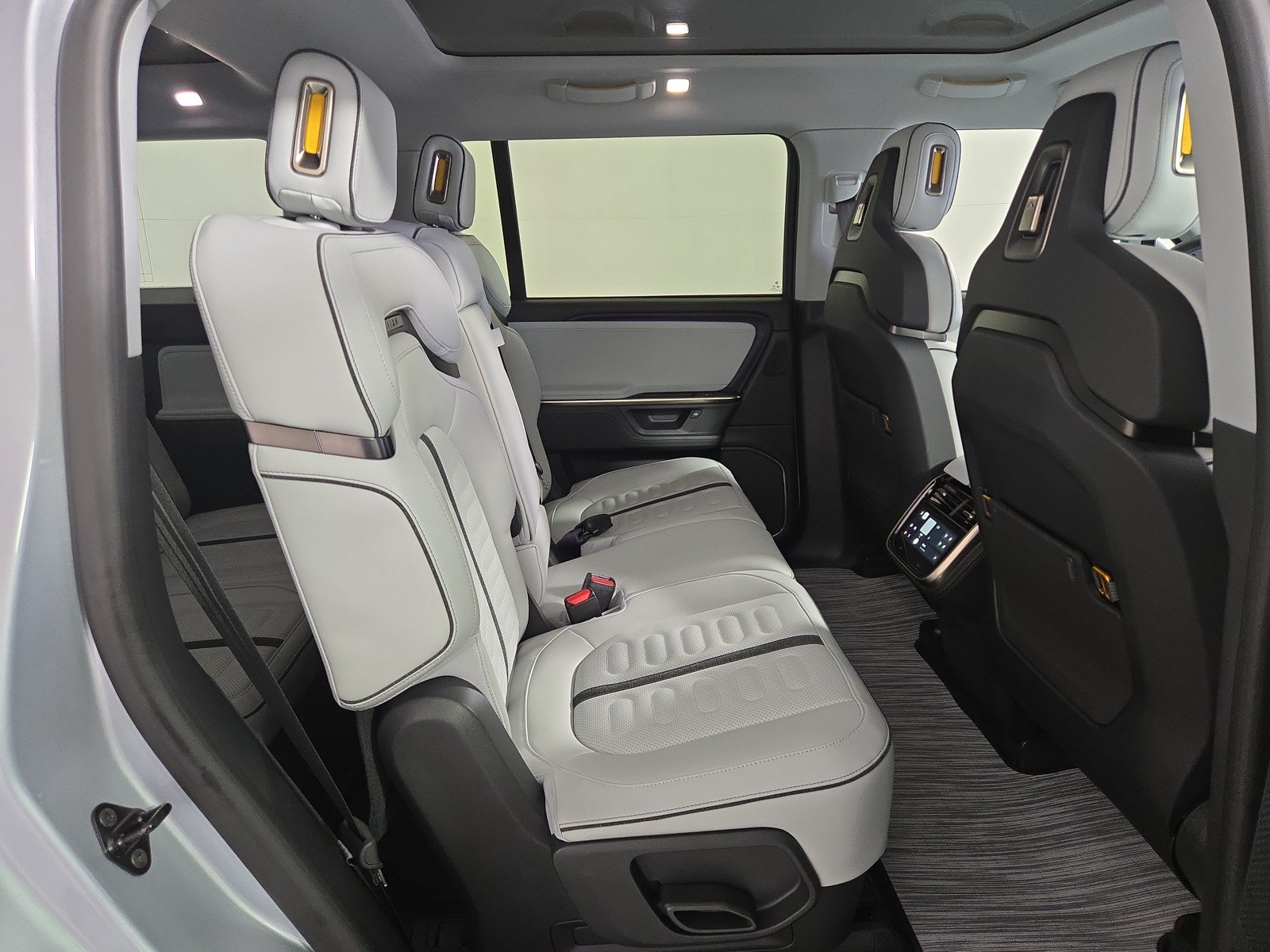 Used 2025 Rivian R1S Adventure AWD/4WD image 23