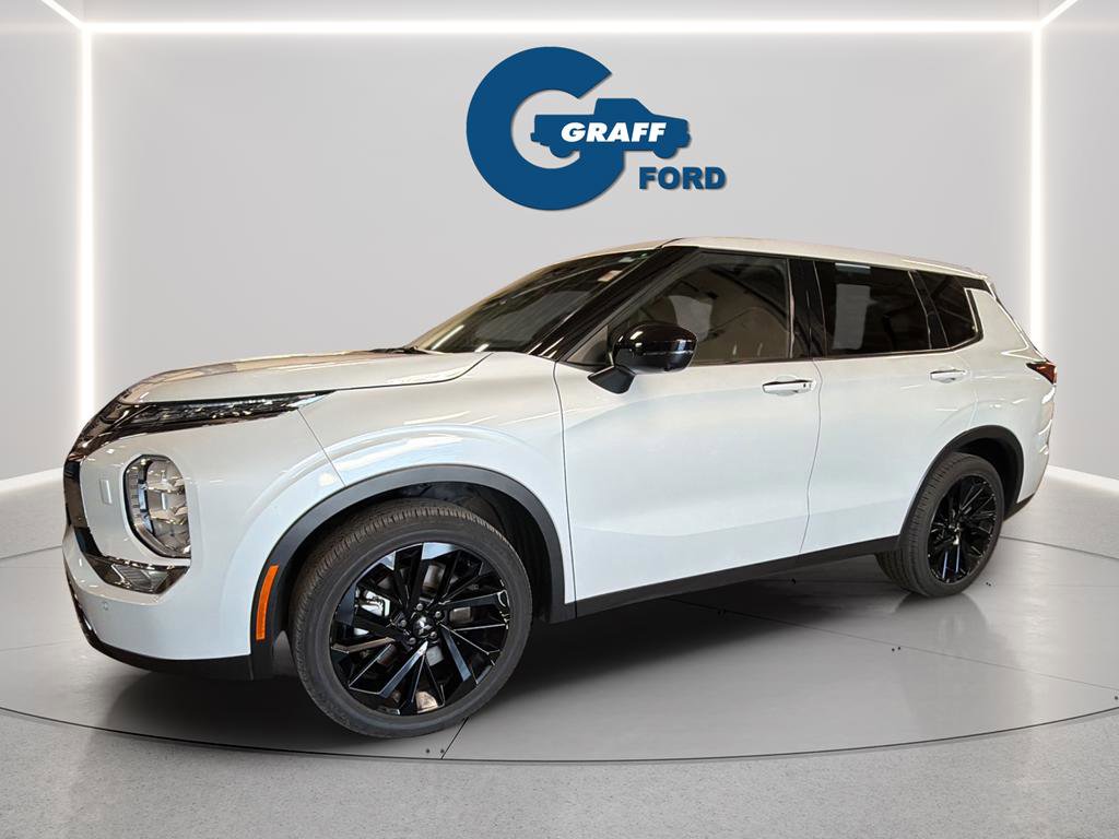 Used 2023 Mitsubishi Outlander SE Black Edition image 2