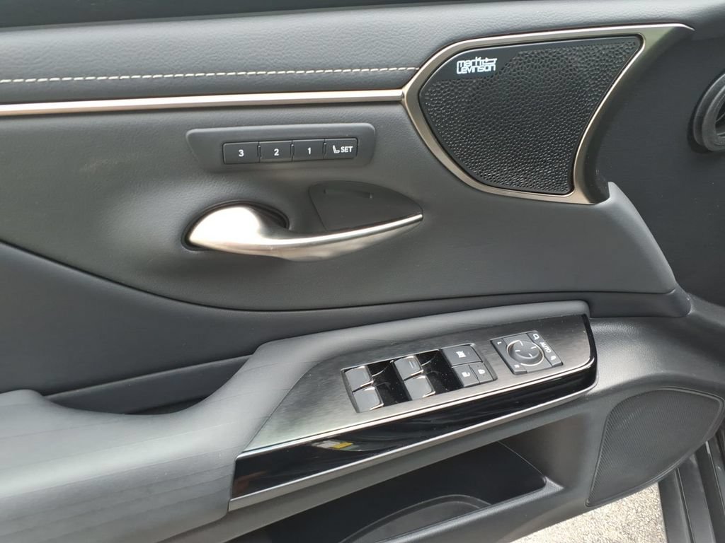 Used 2022 Lexus ES 300h w/ Accessory Package FWD image 12