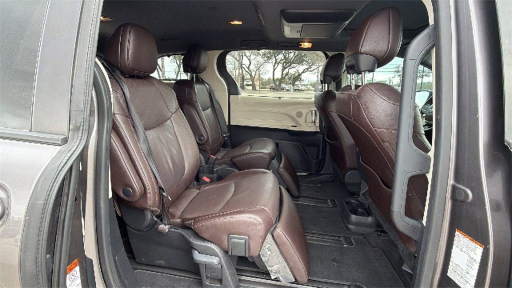 Used 2021 Toyota Sienna Platinum image 39