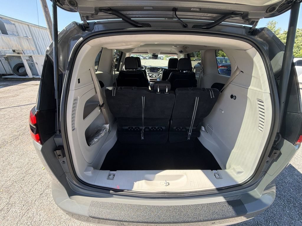 Used 2023 Chrysler Pacifica Touring-L FWD image 23