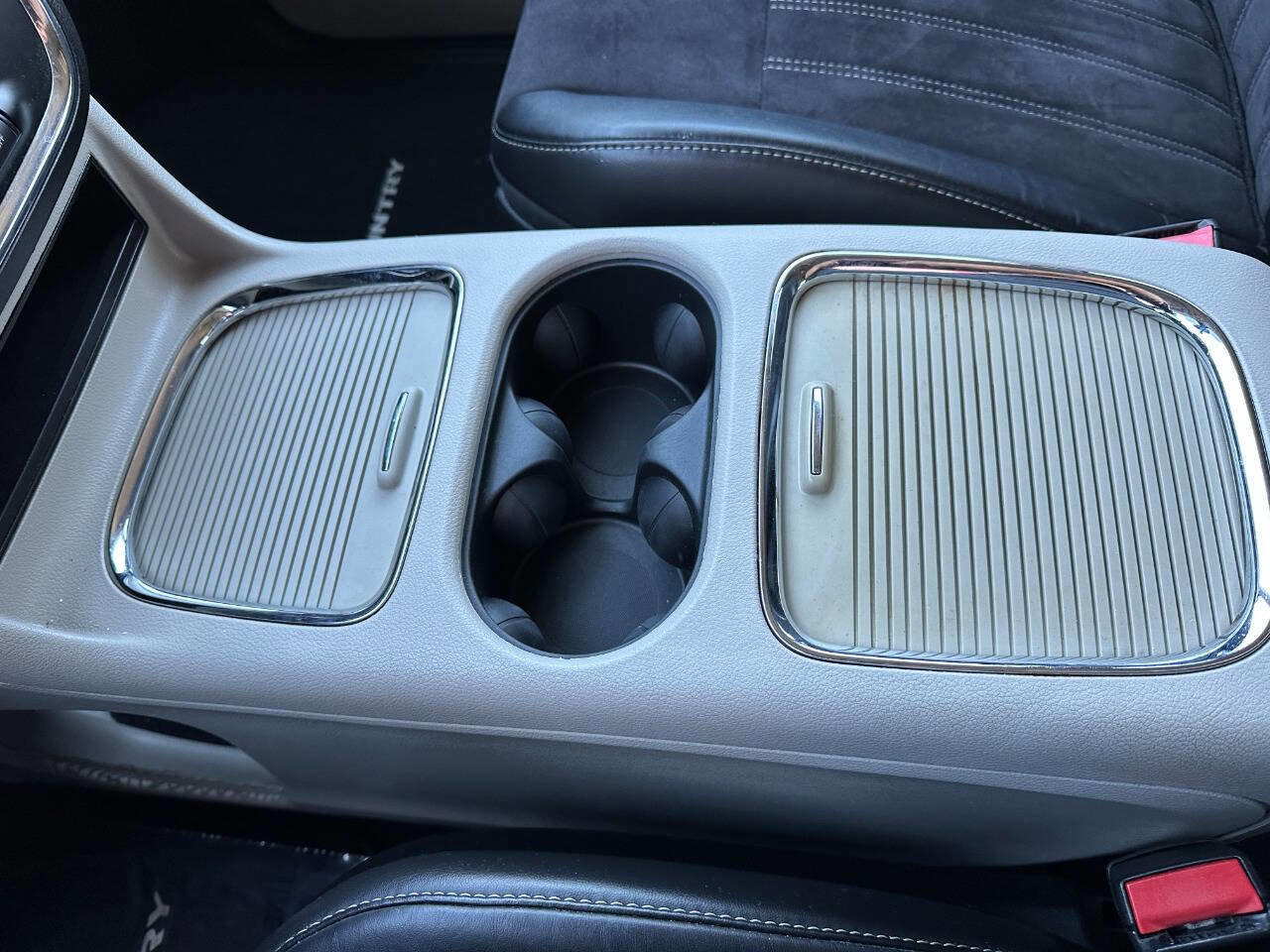 Used 2015 Chrysler Town & Country Limited image 46