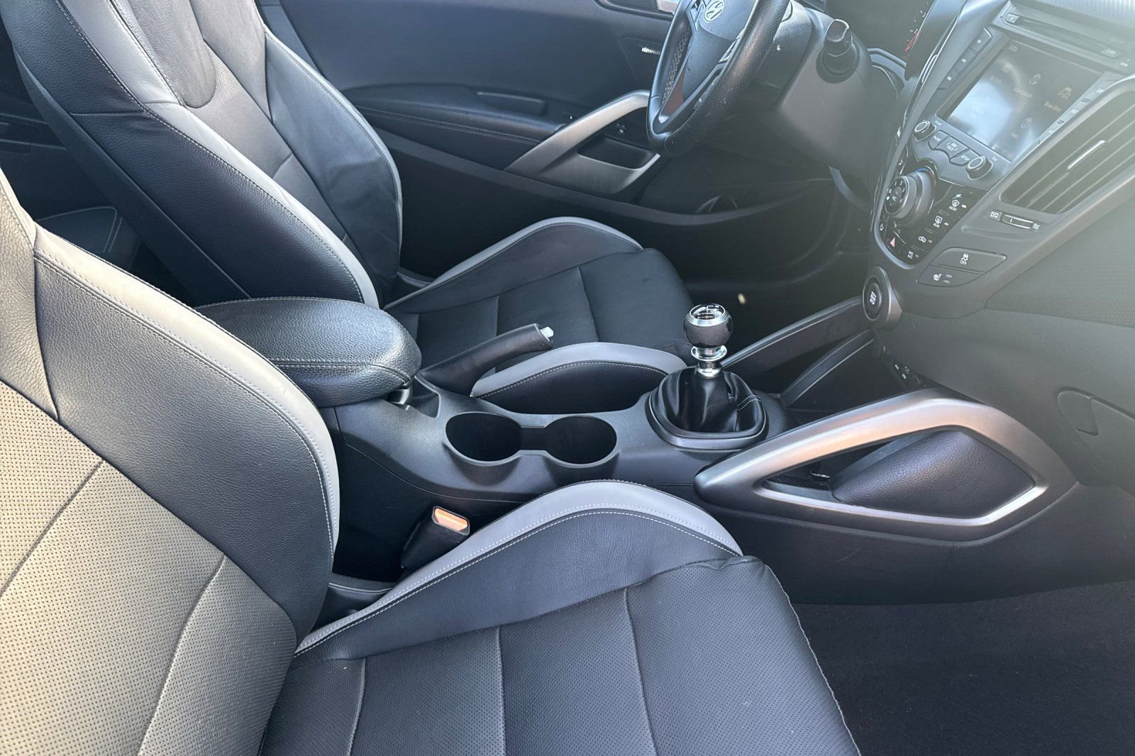 Used 2016 Hyundai Veloster Turbo FWD image 19