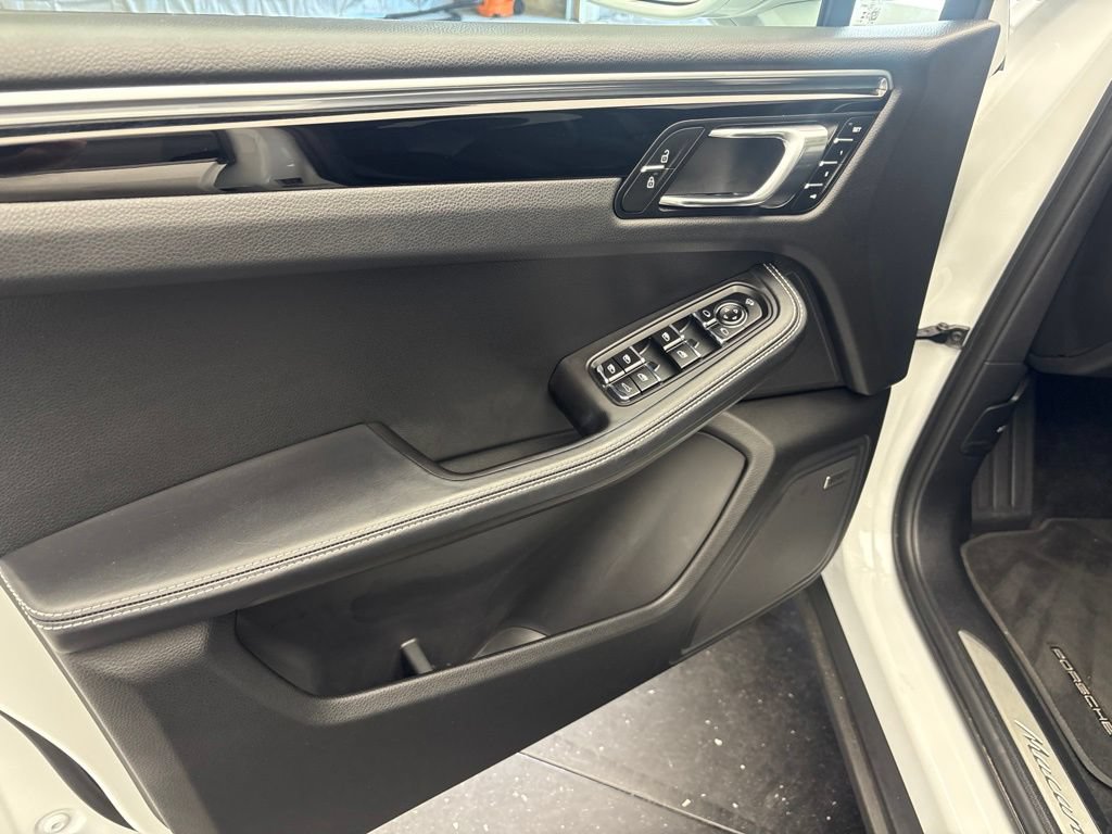 Certified 2024 Porsche Macan S AWD/4WD image 4