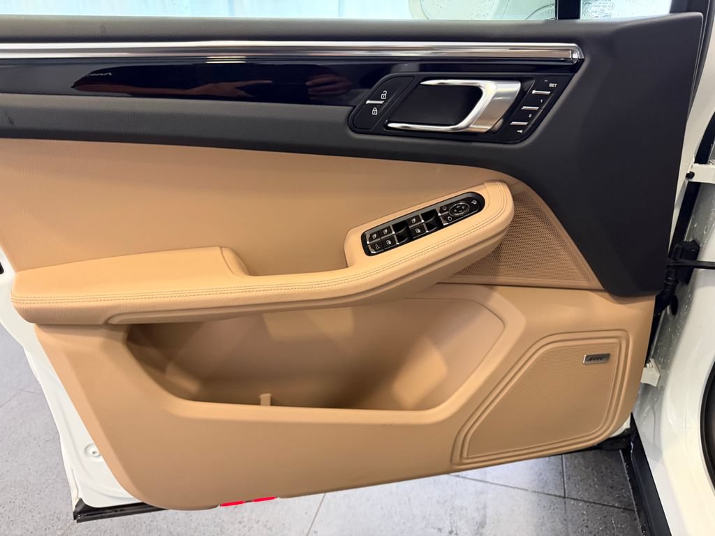 Certified 2025 Porsche Macan AWD/4WD image 15