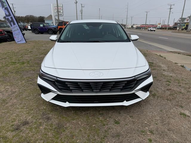 Used 2025 Hyundai Elantra SE image 2