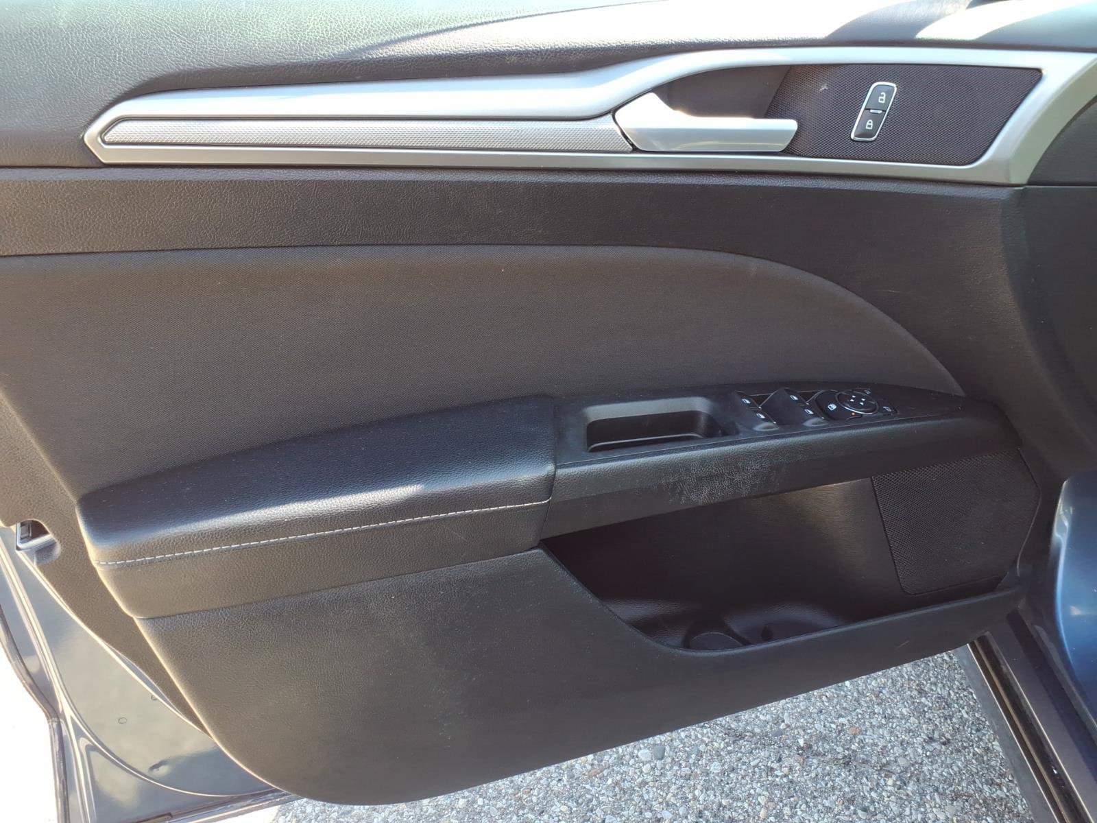 Used 2018 Ford Fusion SE w/ Fusion SE Technology Package FWD image 15