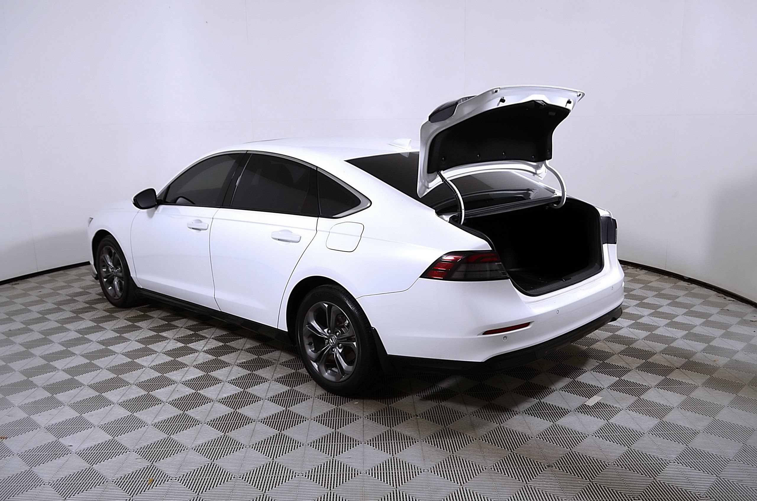 Used 2023 Honda Accord EX-L image 10