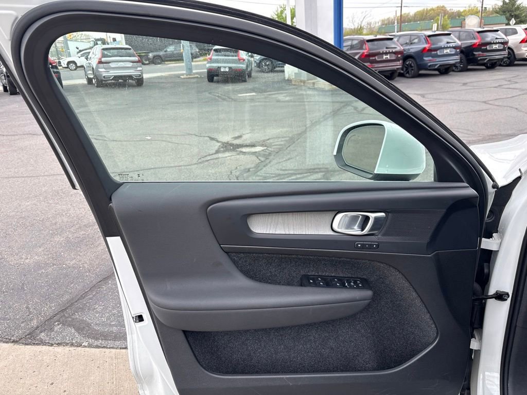 Used 2025 Volvo XC40 B5 Core AWD/4WD image 15