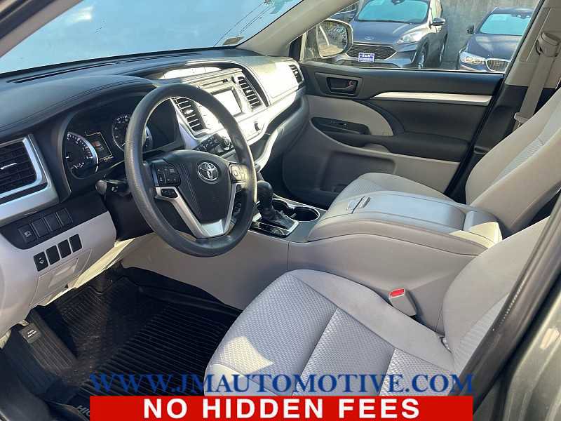 Used 2019 Toyota Highlander LE AWD/4WD image 2