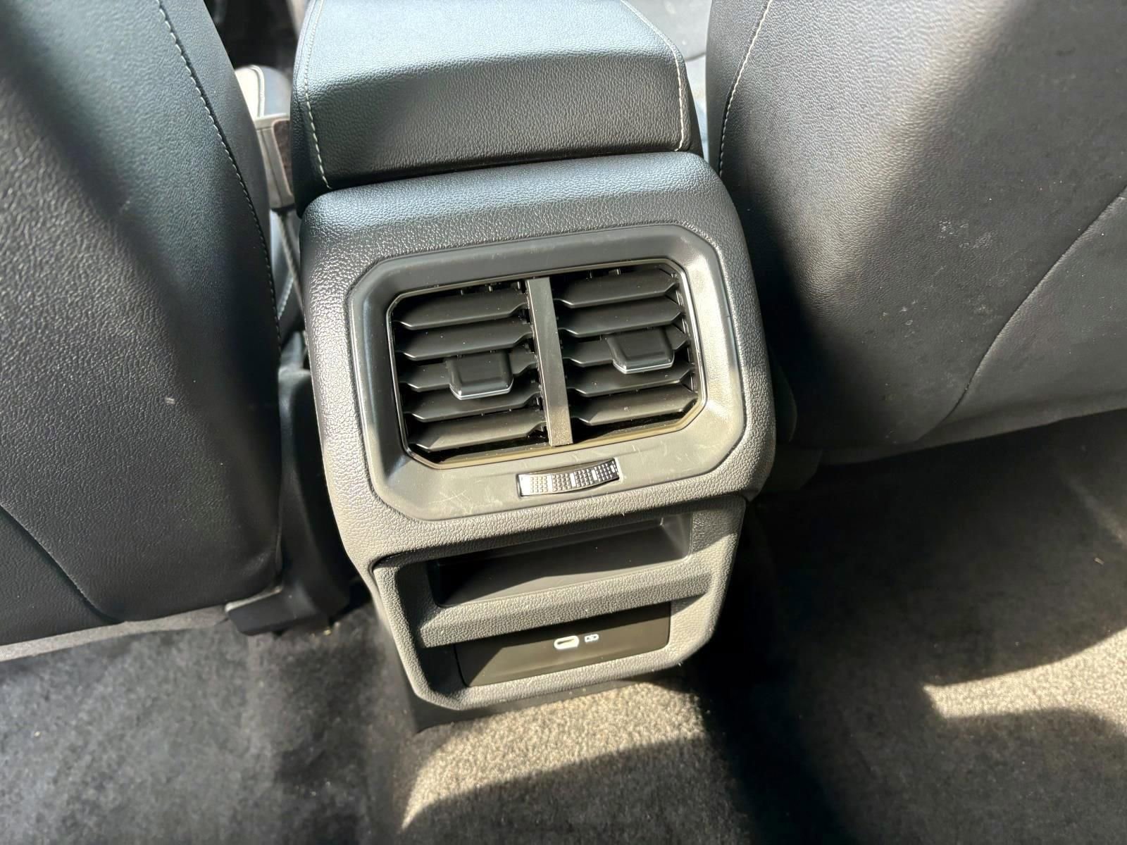 Used 2023 Volkswagen Taos SEL image 32