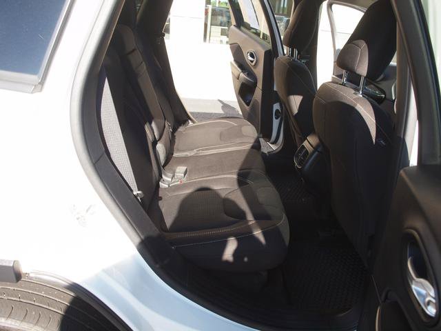 Used 2016 Jeep Cherokee Latitude w/ Cold Weather Group AWD/4WD image 7