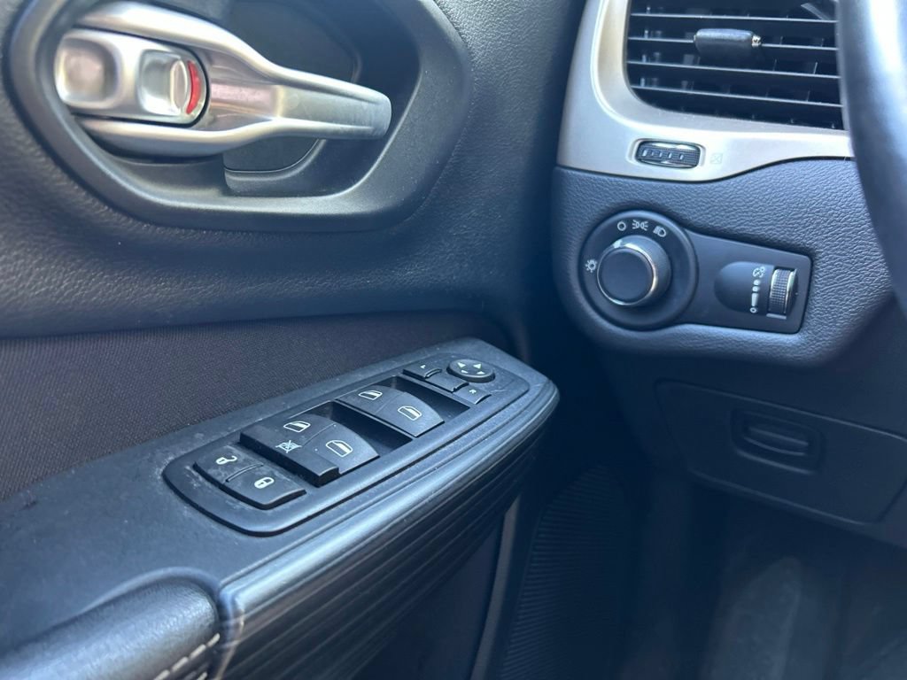 Used 2016 Jeep Cherokee Sport w/ Cold Weather Group AWD/4WD image 26