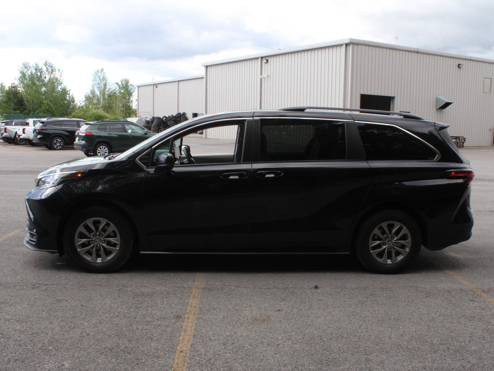 Used 2022 Toyota Sienna LE AWD/4WD image 5