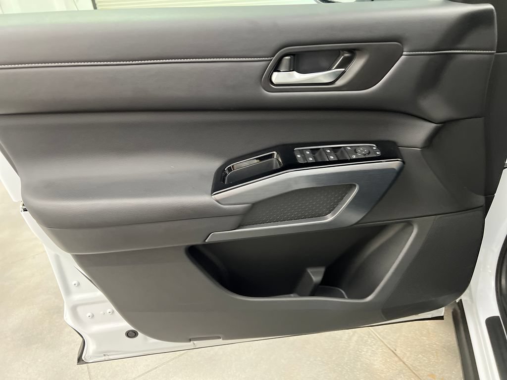 Used 2025 Nissan Pathfinder SL AWD/4WD image 14
