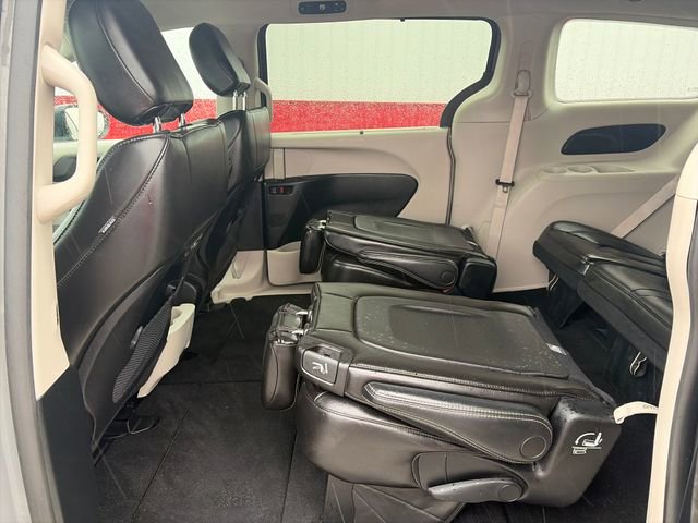 Used 2023 Chrysler Pacifica Touring-L FWD image 38