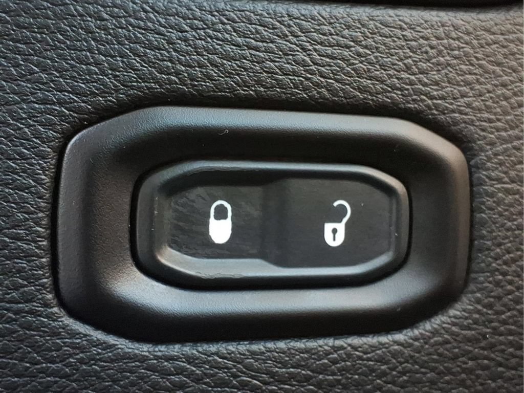 Used 2021 Jeep Wrangler Unlimited Sahara AWD/4WD image 18