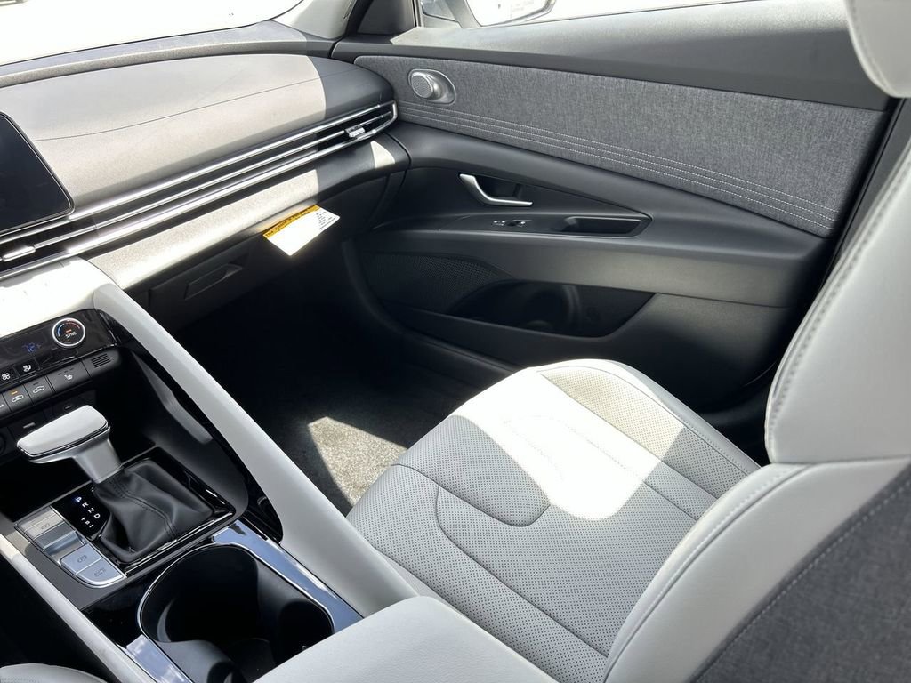 New 2025 Hyundai Elantra Limited image 6