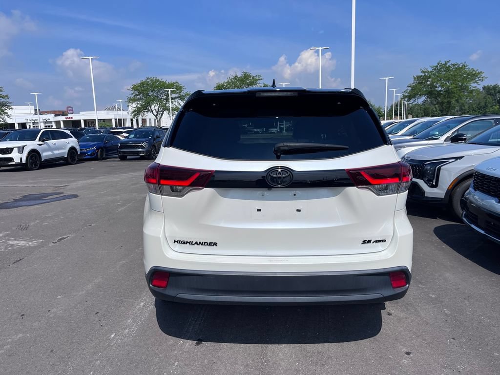 Used 2019 Toyota Highlander SE w/ Nightshade Edition AWD/4WD image 4