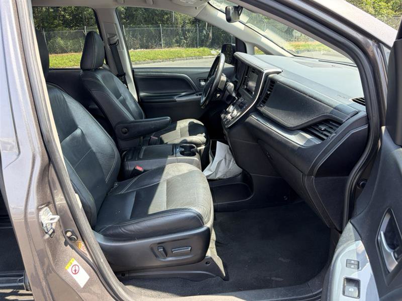 Used 2019 Toyota Sienna SE FWD image 14