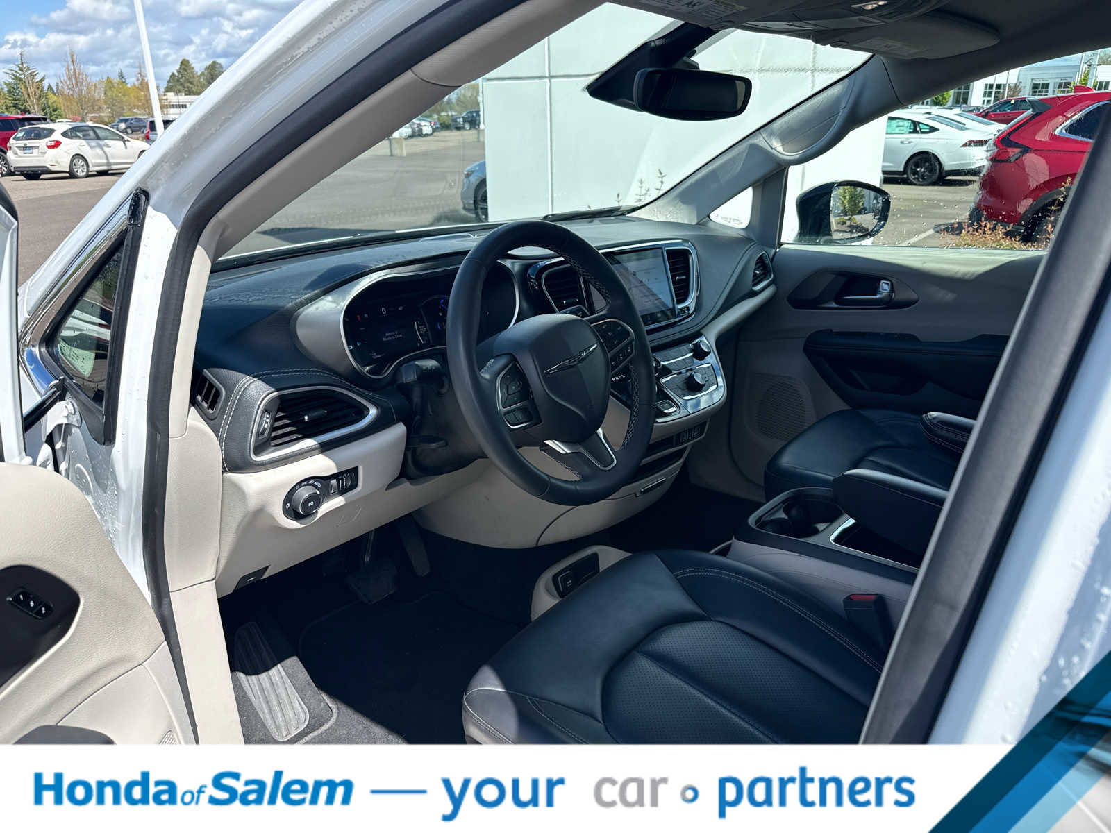 Used 2024 Chrysler Pacifica Select image 2