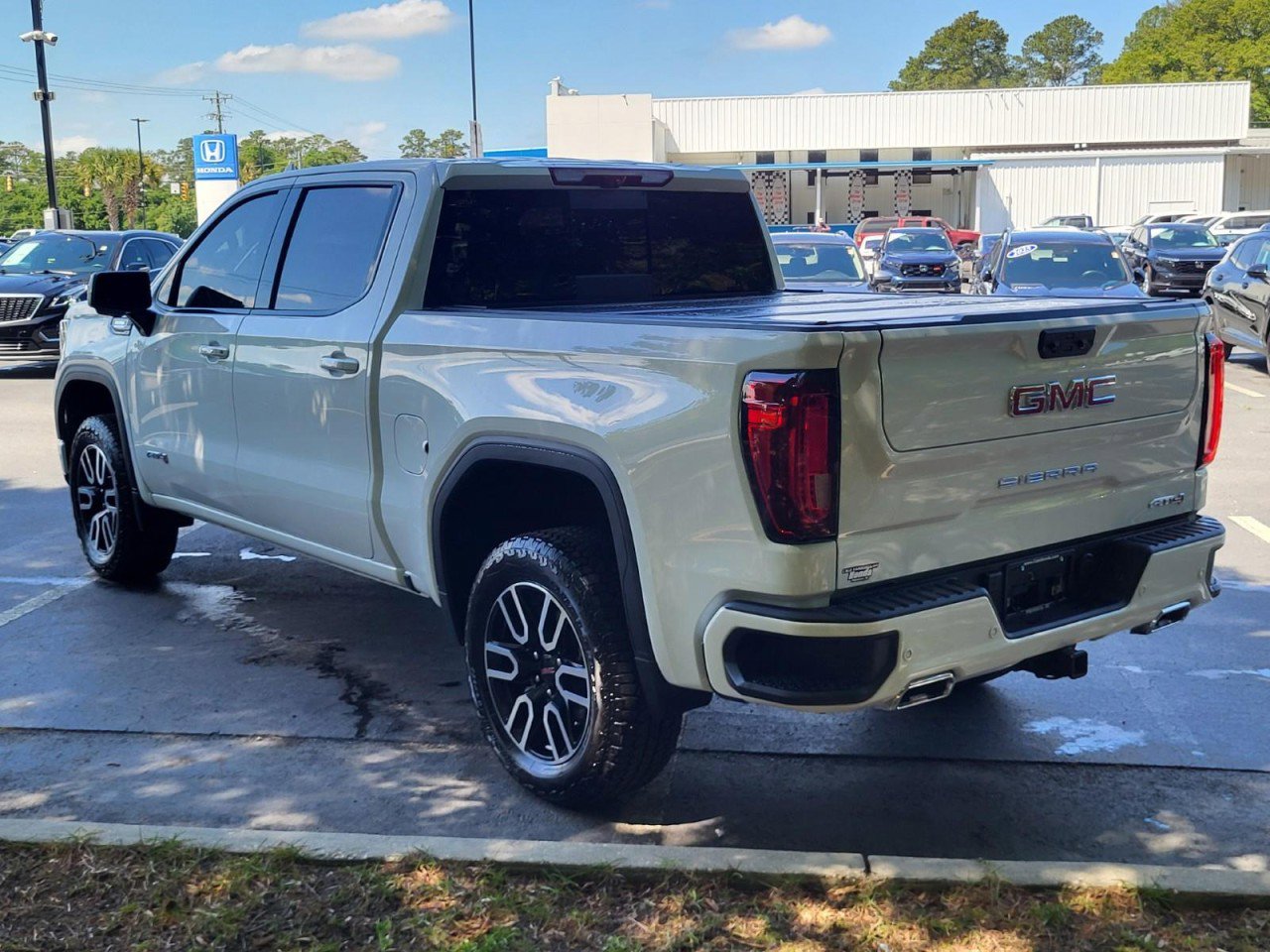 Used 2025 GMC Sierra 1500 AT4 w/ Technology Package AWD/4WD image 5