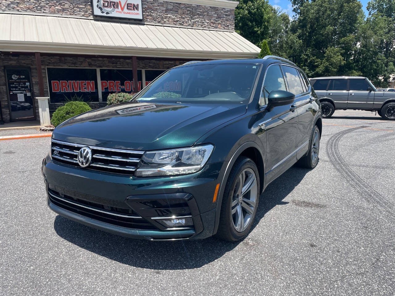 Used 2018 Volkswagen Tiguan SEL w/ R-Line Package FWD image 4