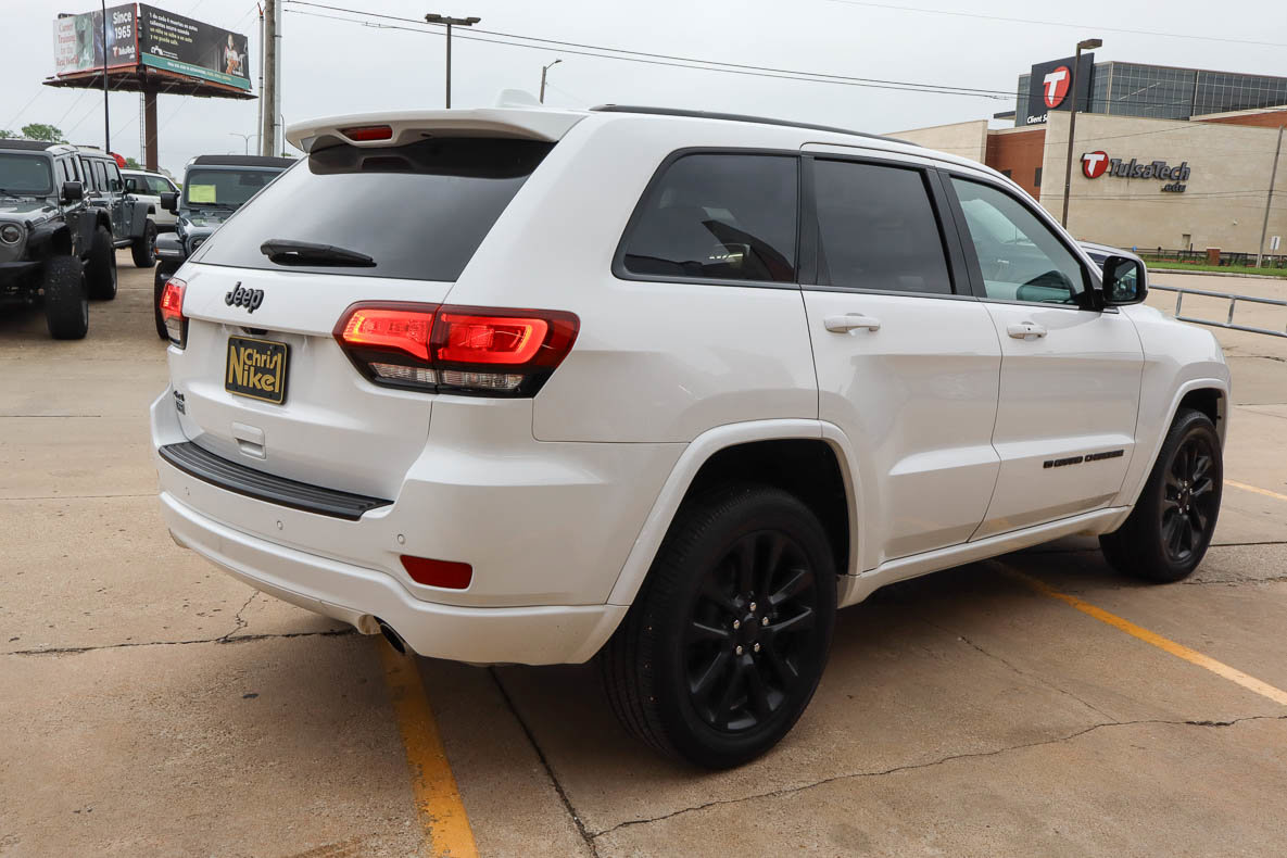Used 2022 Jeep Grand Cherokee Laredo X AWD/4WD image 5